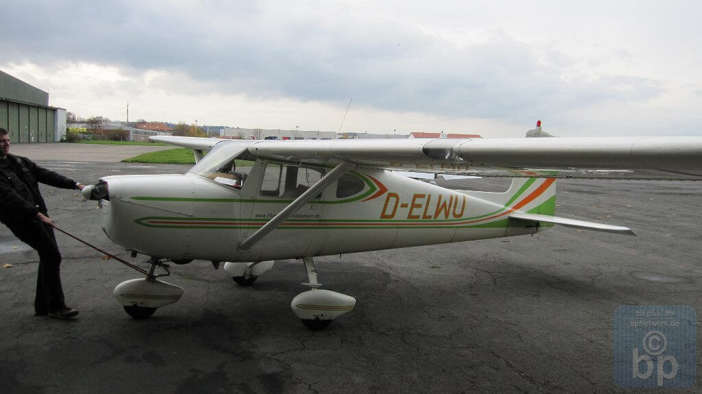 Christian holt die Cessna in den Hanger